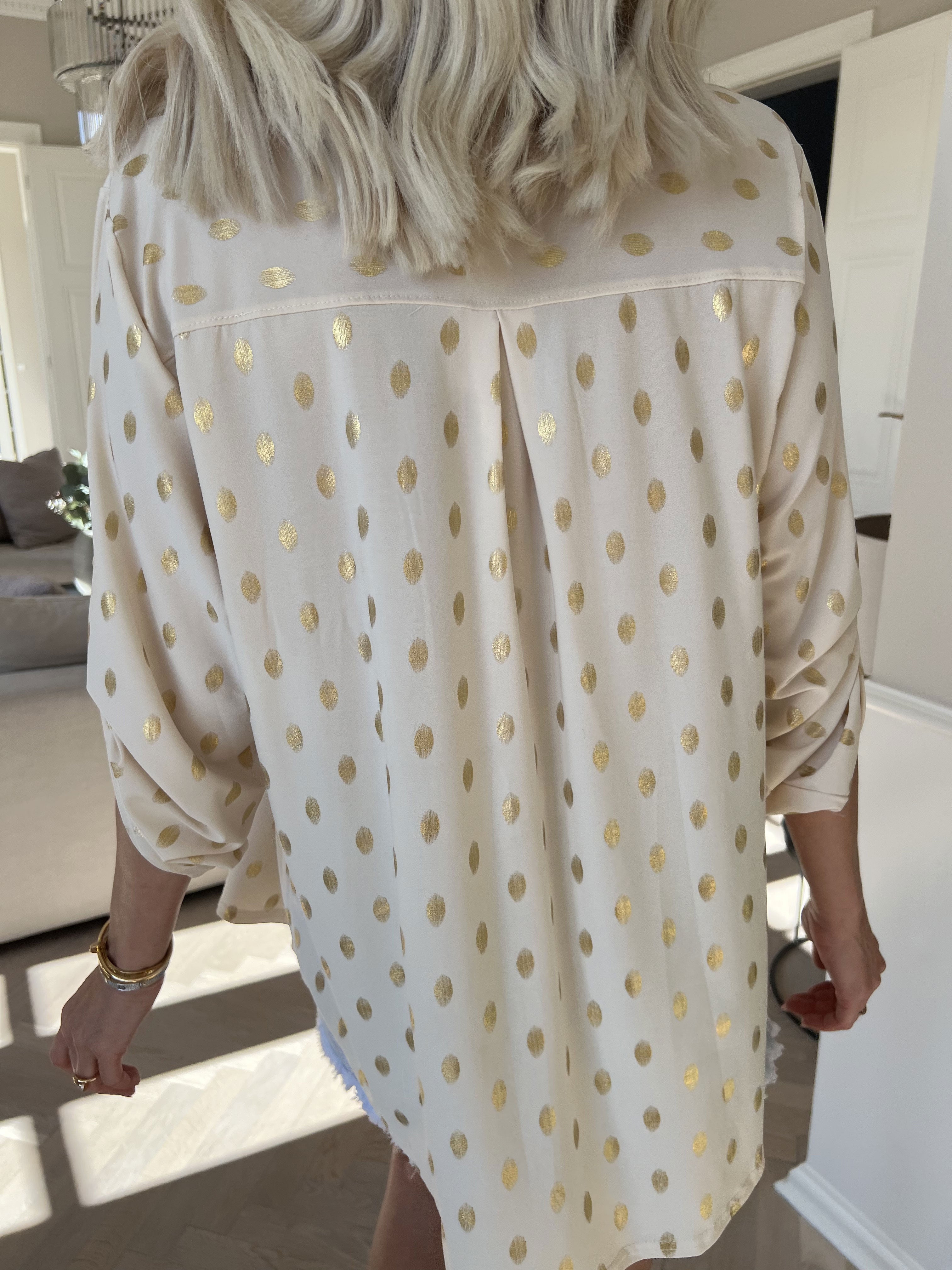 Ebba Gold Shirt - Elastisk bluse med guld dutter